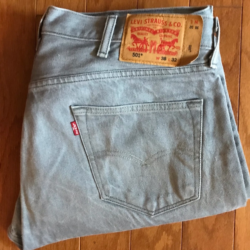 Men’s Faded Light Blue 501 Button 🪰Levi’s Jeans!